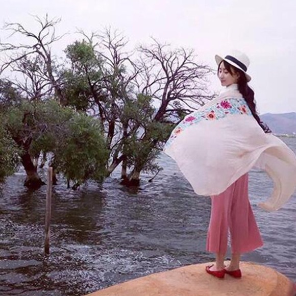 Soft embroidered scarf wrap shawls - Picture 10 of 16